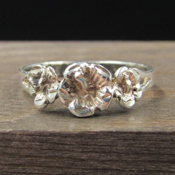 Jewelry - Size 7 Sterling Silver Triple Rustic Flower Band Ring Vintage